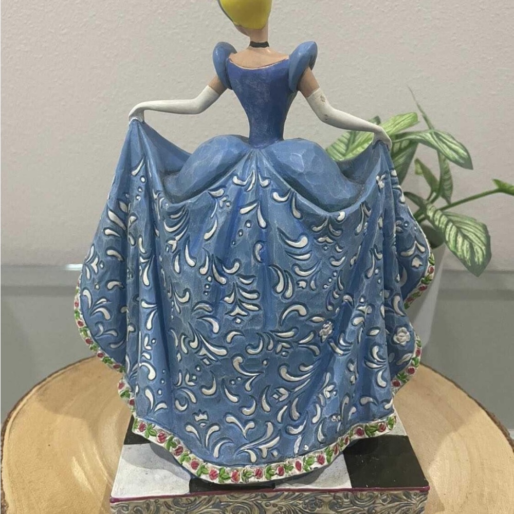 DISNEY Traditions by Jim Shore Cinderella Figurine "Romantic Waltz" (4007216) - Picture 3 of 16